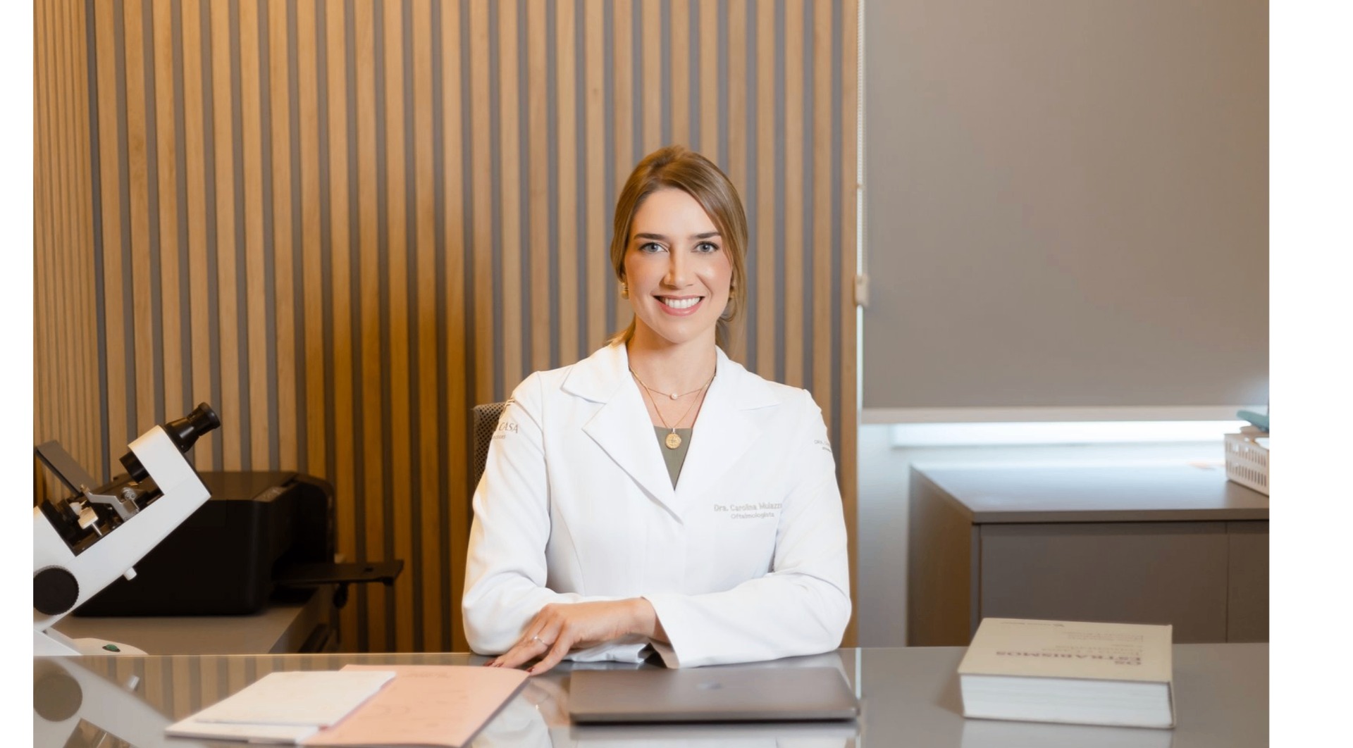 Dra. Carolina Mulazzani em seu consultório de oftalmologia pediátrica